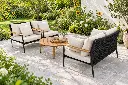 Bộ sofa đan đen giữa vườn.webp