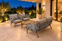 Sofa dây đan trên hiên chạng vạng.webp